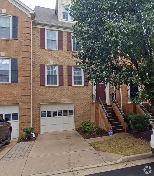 Building Photo - Luxurious And Spacious 3 Bed 2 Bath Brick ...
