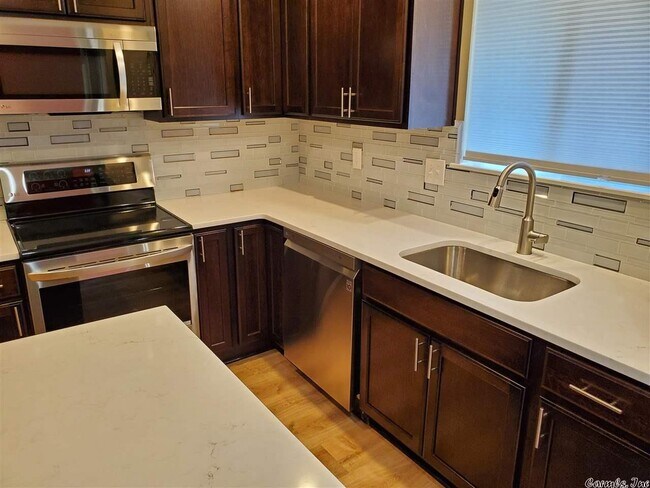 Building Photo - 1201 N Pierce St