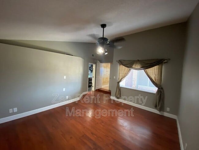 Building Photo - 815 W Juanita Cir