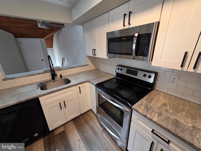 Building Photo - 30 Brookside Ct