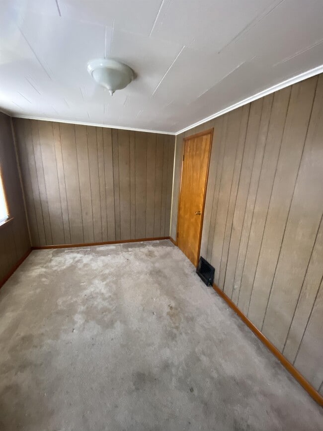 Building Photo - 908 Fallowfield Ave