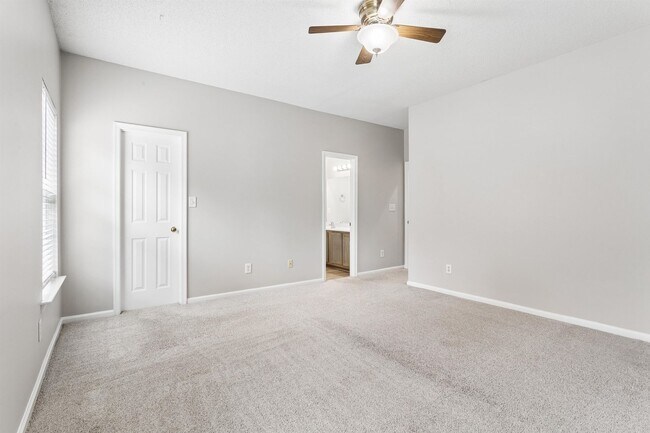 Building Photo - 3 BR 3 BA Townhouse