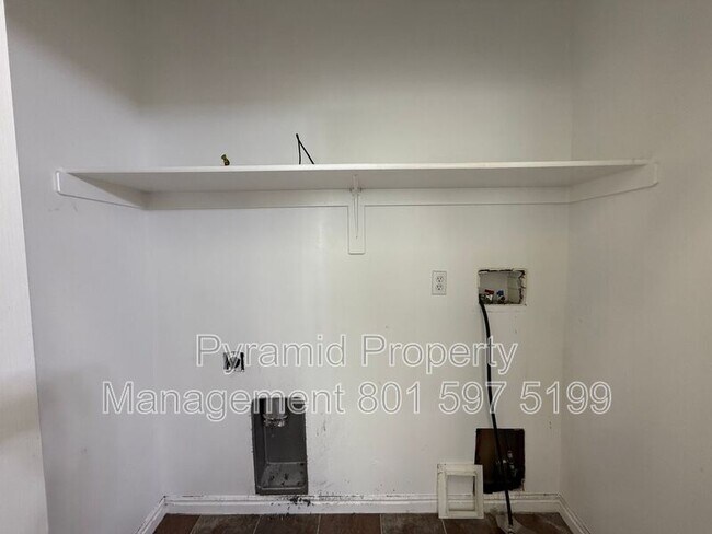 Building Photo - 732 Skipton Dr W