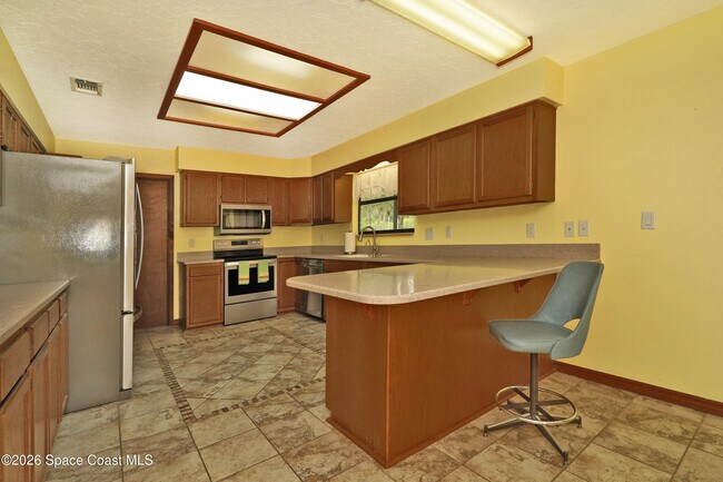 Building Photo - 670 Kings Way