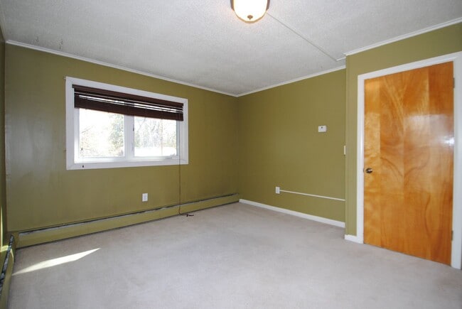 Building Photo - Spacious & centrally located 4 bed / 3 bath house FOR RENT