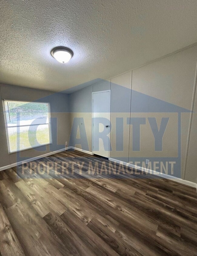 Building Photo - 3 Bed, 2 Bath Home in Peaceful Setting