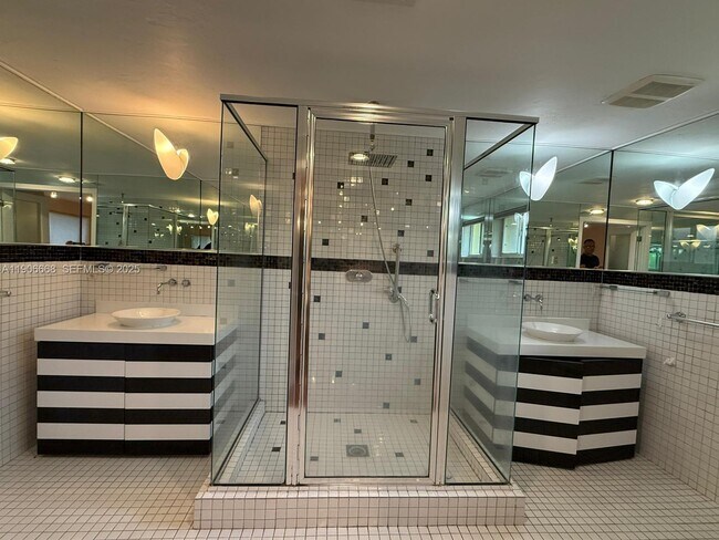 Building Photo - 1728 NE 39th St