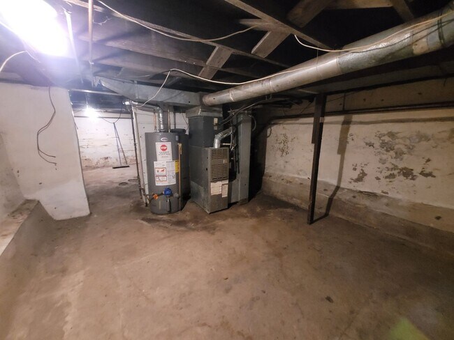 Building Photo - Pet Friendly 2 Bedroom Home with detached garage!