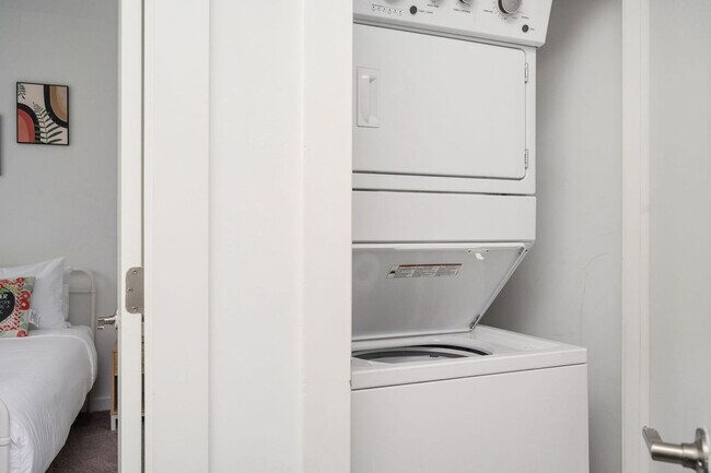 Building Photo - 542 Boulevard NE