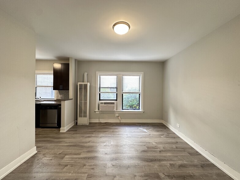 Building Photo - 722 W Brompton