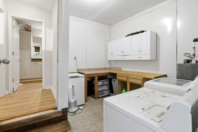 Building Photo - 607 Oakwood Ave