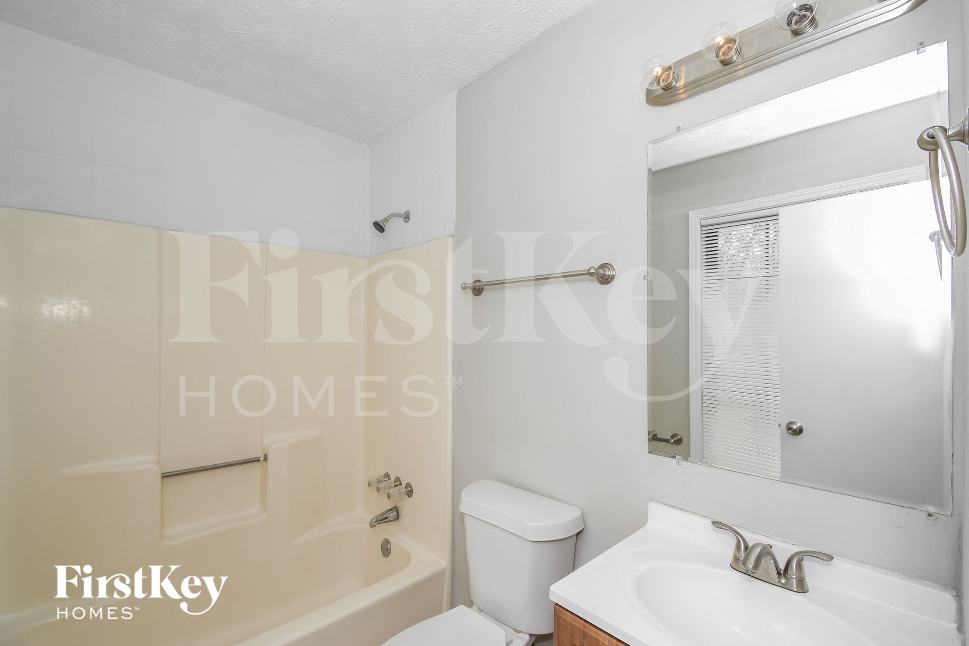 Building Photo - 1648 Olde Oak Dr