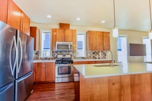 Building Photo - 910 Grove SW St