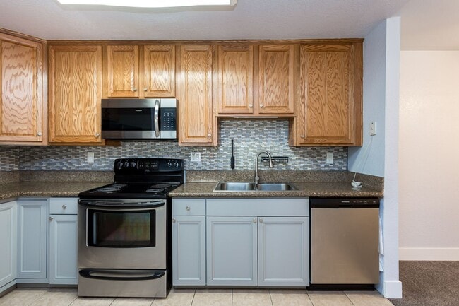 Building Photo - Cozy Condo in Gated Community!