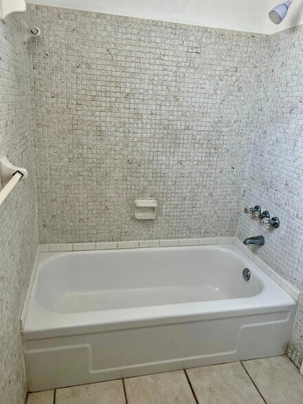 Building Photo - 1407 NE 56th St