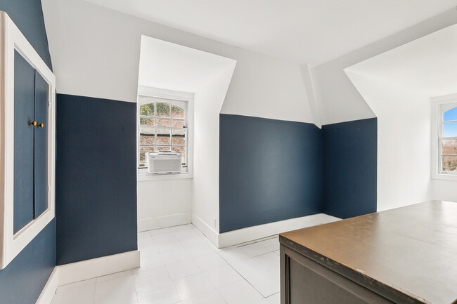 Building Photo - 523 Turquoise St