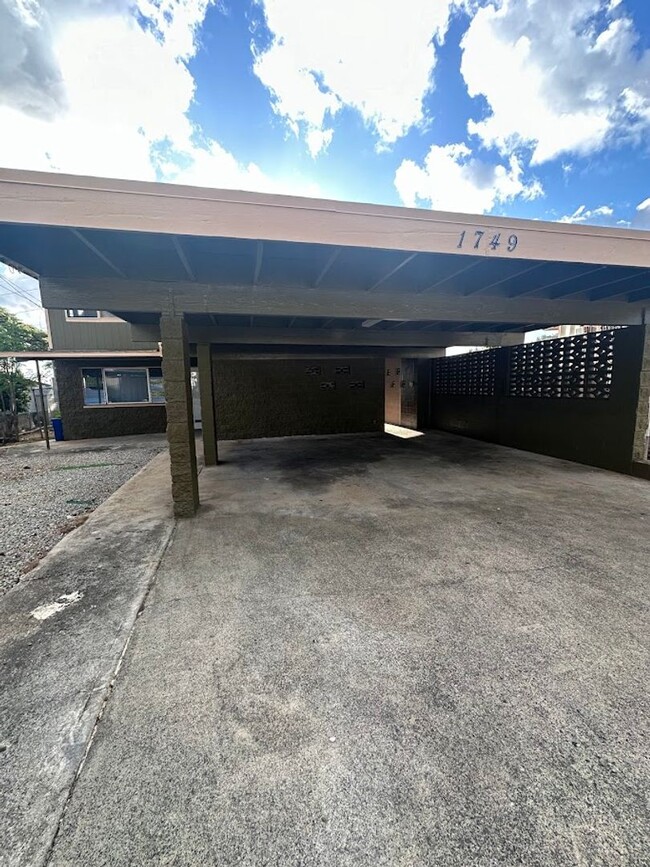 Building Photo - KALIHI UKA House 6 bedrooms, 2 full bath a...