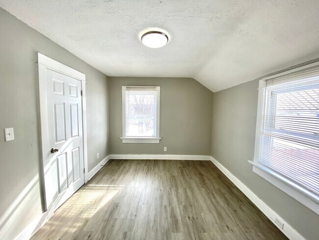 Building Photo - Newly Rehabbed Single Family in Dayton!: N...