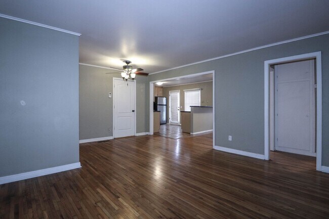 Building Photo - Cozy Bungalow in Brookside area, close to shopping for grocery, coffee shops, restaurants and muc...