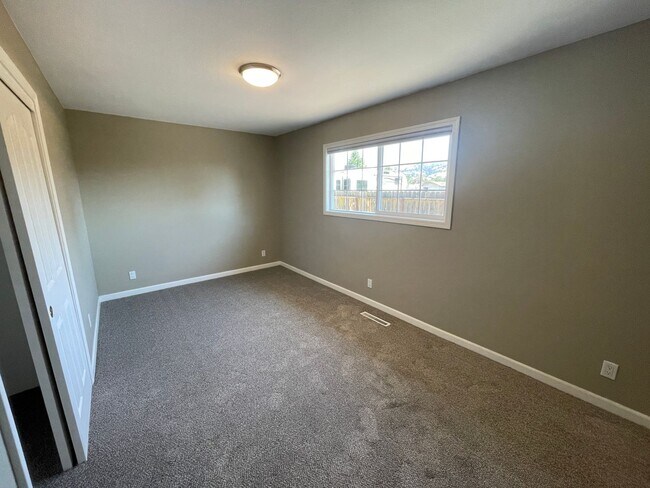 Building Photo - 1570 Camille Ct