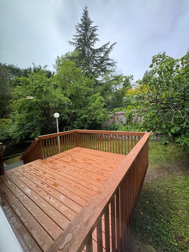 Building Photo - Spacious 4 Bedroom in Beacon Hill!  Lots of Updates, Perfect Location!