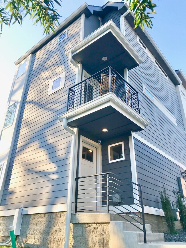 Building Photo - 2208 Elliott Ave