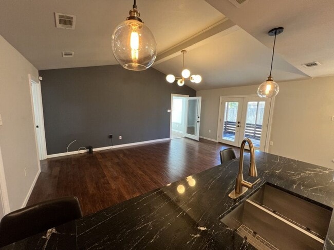 Building Photo - Beautifully Updated 3 Bedroom / 2 Bathroom Home – Available Now!