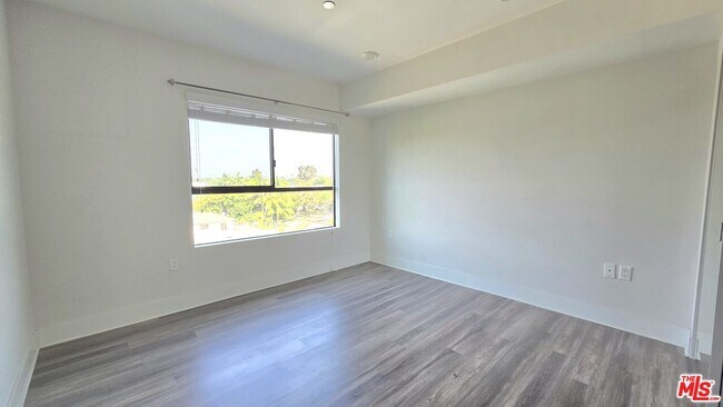 Building Photo - 5030 Rosewood Ave