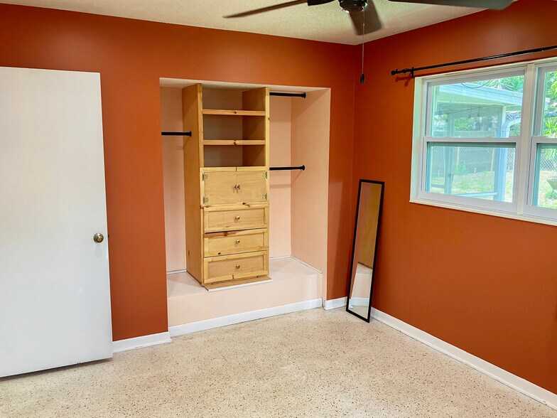 Building Photo - 913 Schumann Dr