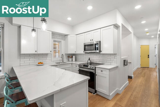Building Photo - Furnished Bedroom with Private Bath in Sou...