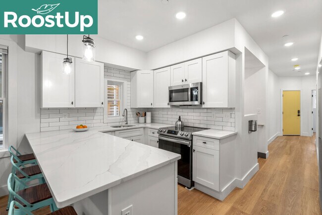 Building Photo - Furnished Bedroom with Private Bath in South Boston