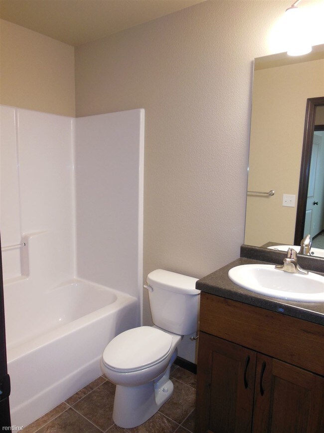 3 br, 3 bath Townhome Evelyn Acres 4924 39th Ave S Fargo ND 58104