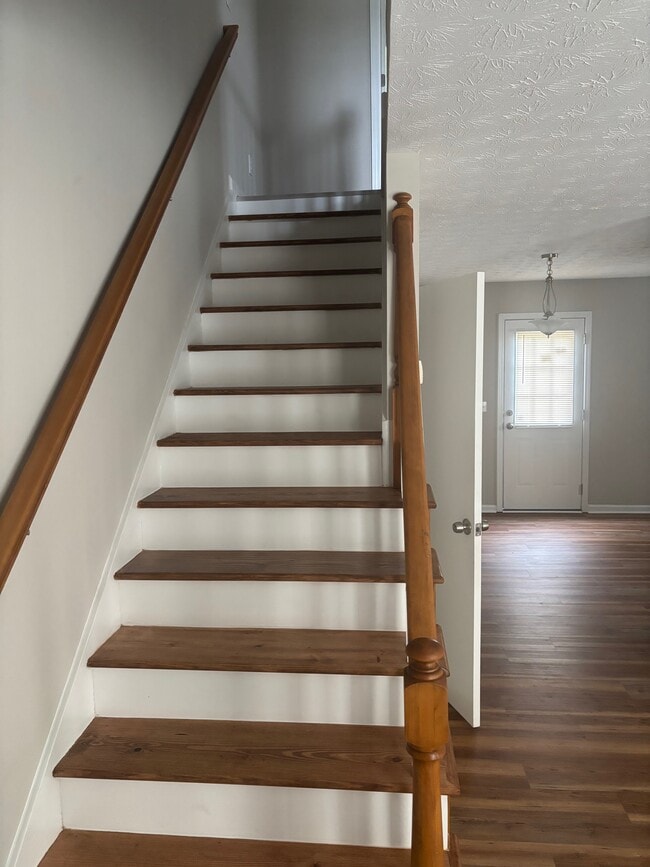 Building Photo - 231B Maple St