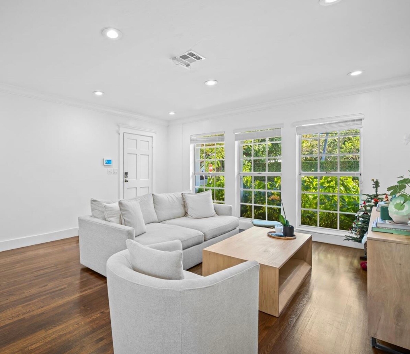 Building Photo - 300 Manor Pl