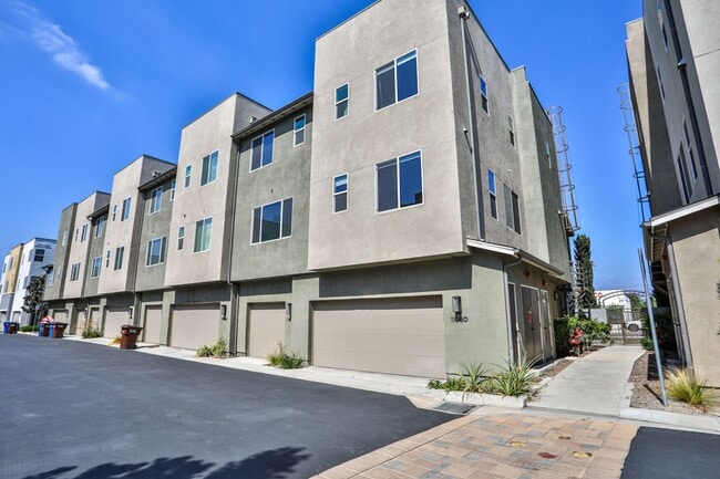 Building Photo - 3 bedroom 2.5 bath in Gated Community