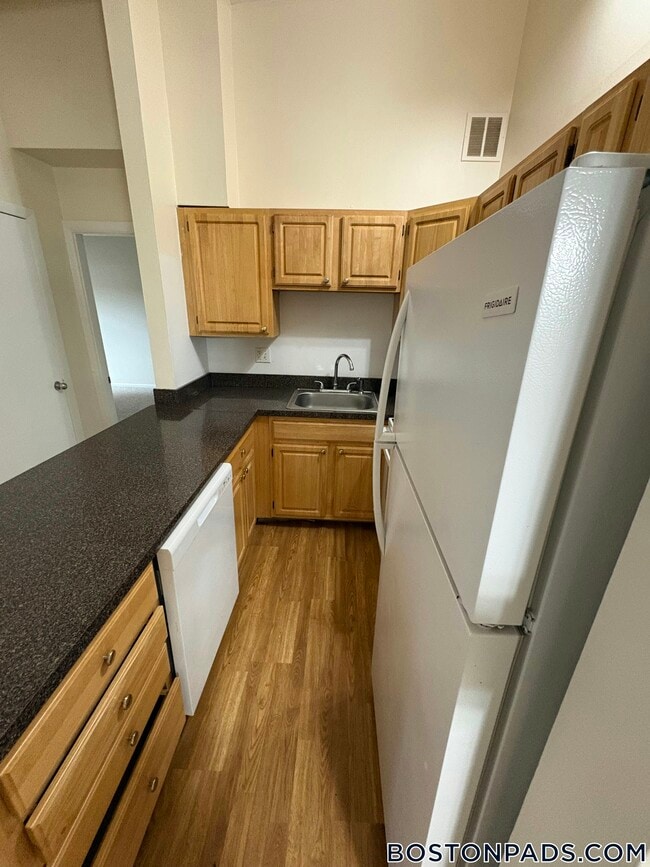 Building Photo - 8 Westgate Dr