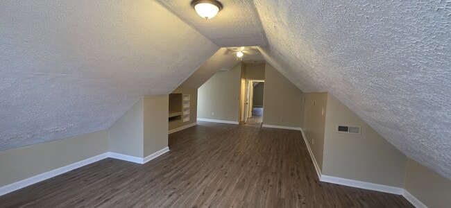 Building Photo - 2902 Meadowhill Dr