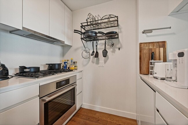 Building Photo - 99 Hudson St