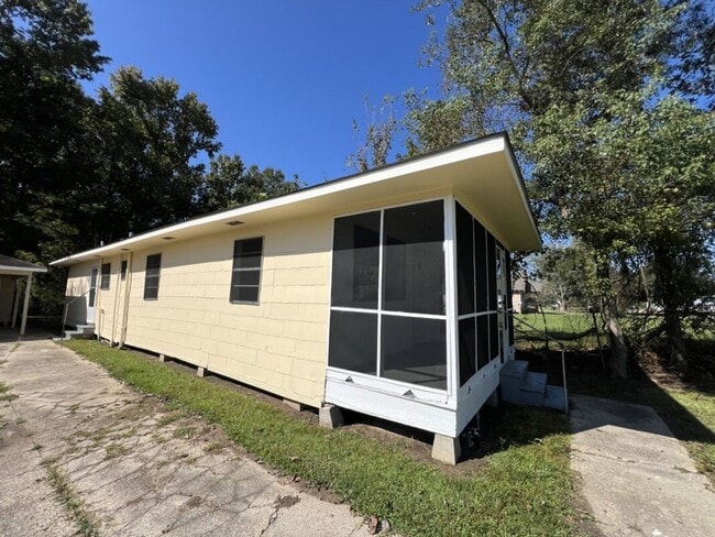 Primary Photo - 2-Bedroom 1-Bath Home on Sunshine Rd!