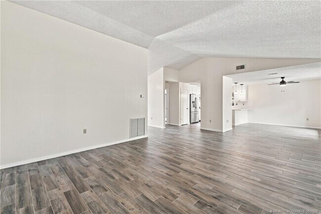 Building Photo - 2101 SE Dolphin Rd