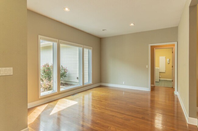 Building Photo - 10 Lindura Ln