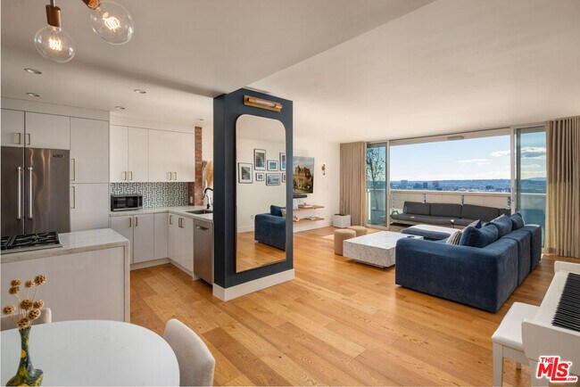 Building Photo - 8787 Shoreham Dr