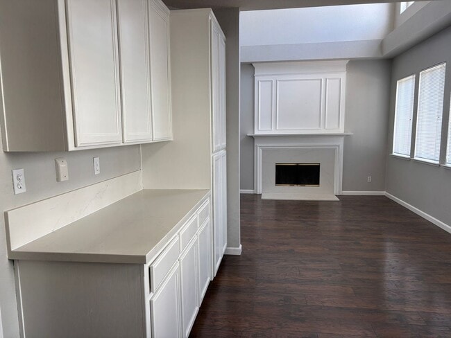 Building Photo - Terrific Brentwood Neighborhood steps from...
