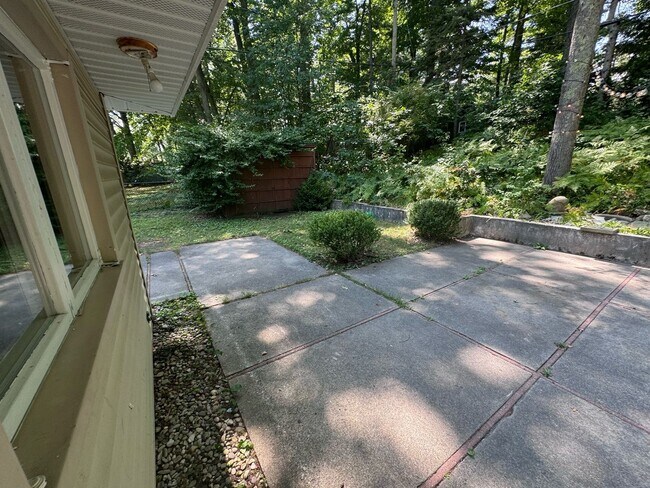 Building Photo - SPACIOUS HOME IN TRAVERSE CITY LOCATED NEAR NMC & EAST BAY