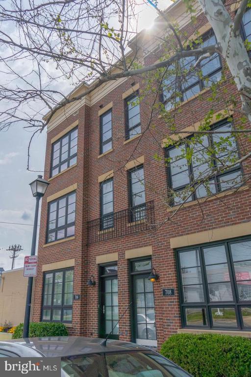 Building Photo - 708 N Henry St