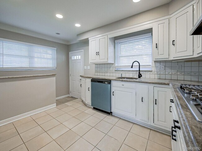 Building Photo - $2300 3 bed 2 bath bungalow