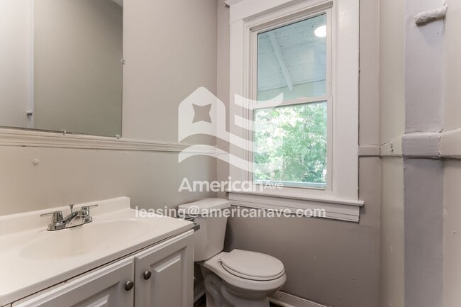 Building Photo - 664 S 38th St