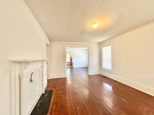 Building Photo - Adorable 3 Bedroom Close to UNCG!