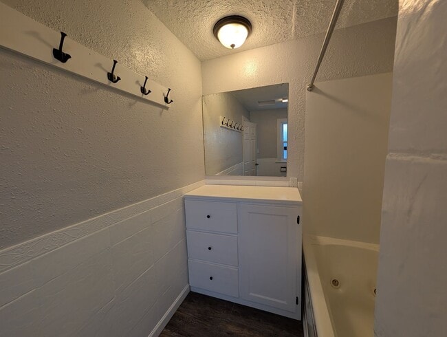 Building Photo - 2 bedroom 1 bath home *MOVE IN SPECIAL*