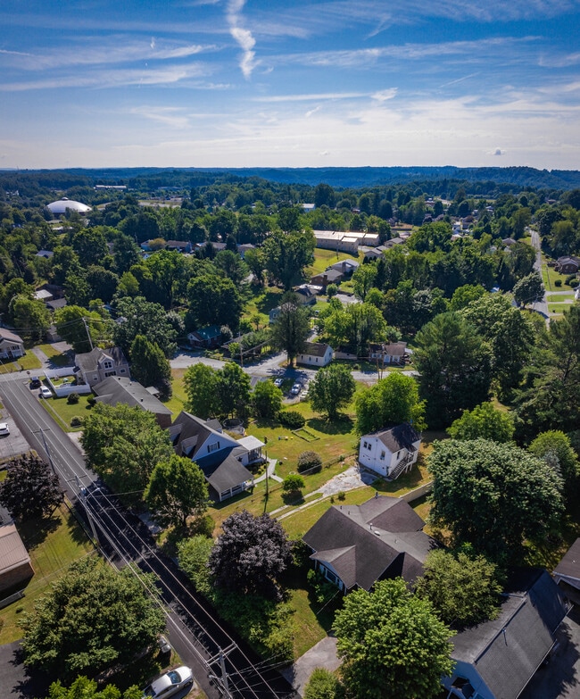 Building Photo - 610.5 Russell St